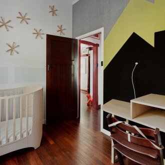 Καφέ φύλλα στο παιδικό δωμάτιο κάτω από την πόρτα χρώματος wenge