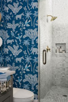 Μπλε ταπετσαρία τουαλέτας με εκτύπωση