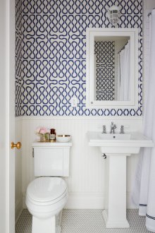 Ταπετσαρία στην τουαλέτα με μπλε μοτίβο