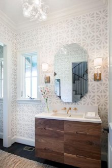 Ταπετσαρία στην τουαλέτα είναι φωτεινή