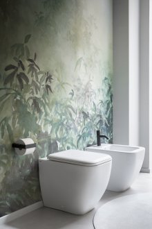 Ταπετσαρία στην τουαλέτα με τροπικό μοτίβο