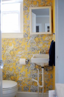 Κίτρινο τοίχο τουαλέτας με εκτύπωση