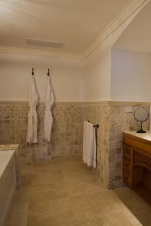 Μεγάλο μπάνιο με αντίκες