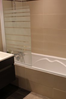 Μεγάλο μπεζ μπάνιο