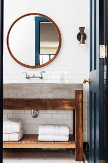 Μεγάλο μπάνιο με νεροχύτη από σκυρόδεμα