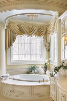 Μεγάλο κλασικό μπάνιο με στήλες