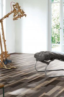 Πολύχρωμο πολυστρωματικό υλικό κάτω από δέντρο και γυάλινες πόρτες