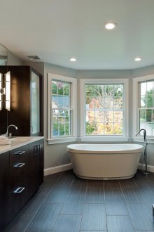 Μεγάλο μπάνιο με παράθυρο