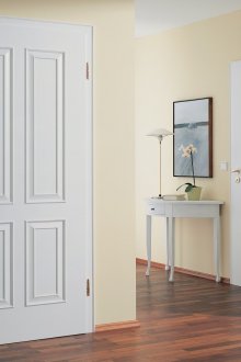 Λευκές πόρτες και καφέ πολυεπίπεδη στο διάδρομο