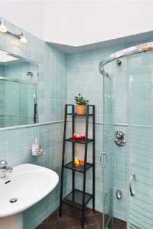 Μεγάλο μπάνιο με πλακάκια