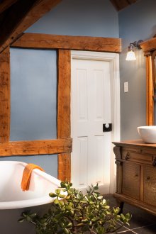 Μεγάλο μπάνιο σε εξοχικό στιλ