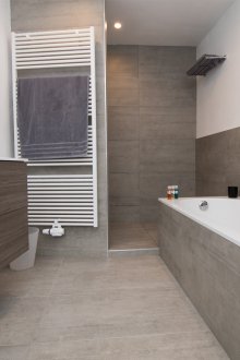 Μεγάλο μπάνιο με πλακάκια από πορσελάνη