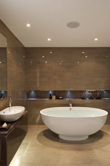 Μεγάλο καφέ μπάνιο με πλακάκια