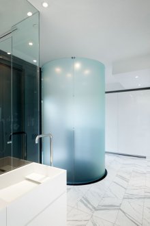 Μεγάλο μπάνιο με στρογγυλό ντους