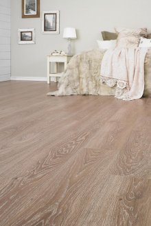 Λευκή θωρακισμένη πόρτα και κρέμα στο δωμάτιο