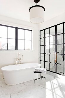 Μεγάλο μπάνιο με πολυέλαιο