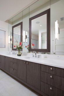 Μεγάλο μπάνιο με έπιπλα