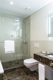 Μεγάλο μπάνιο με καφέ μάρμαρο