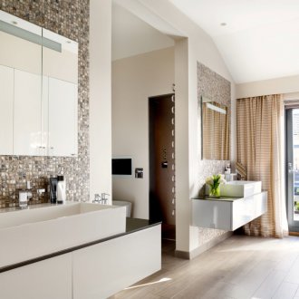 Μεγάλο μπάνιο με φυσικά υλικά