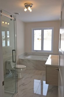 Μεγάλο μπάνιο με πλακάκια