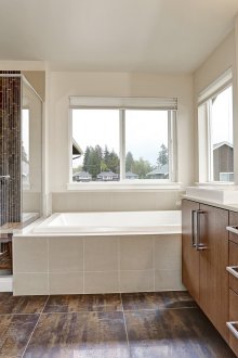 Μεγάλο μπάνιο με παράθυρο