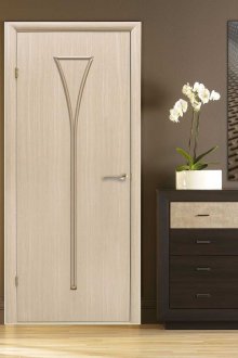 Μπεζ πόρτα και laminate κάτω από το φως ξύλο