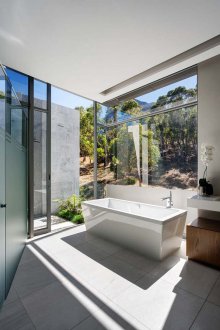 Μεγάλο μπάνιο με πανοραμικό παράθυρο