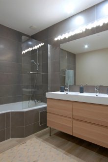 Μεγάλο μπάνιο με πλακάκια