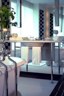 Μεγάλο μπάνιο με διακόσμηση από χάλυβα