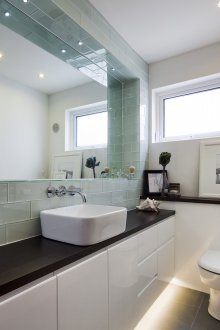 Μεγάλο μπάνιο με γυάλινα πλακάκια