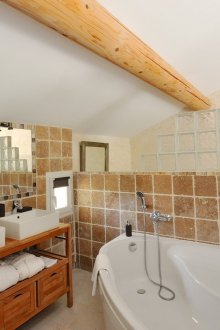 Μεγάλο μπάνιο με γυάλινες πλάκες