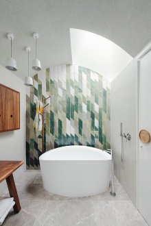 Μεγάλο μπάνιο με διακοσμητικό τοίχο