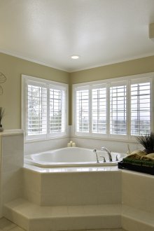 Μεγάλο μπάνιο με γωνιακή μπανιέρα