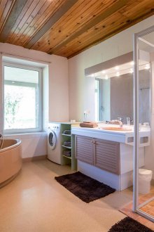 Μεγάλο μπάνιο σε εξοχικό σπίτι