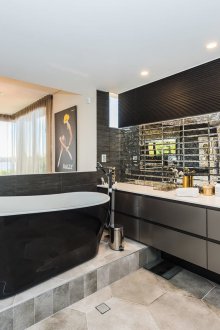 Μεγάλο μπάνιο με πλακάκια καθρέφτη