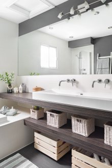 Μεγάλο μπάνιο με καθρέφτη