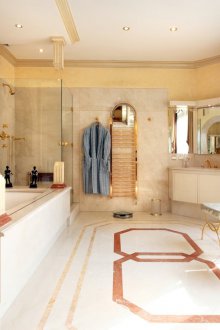 Μεγάλο μπάνιο με χρυσό