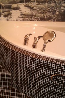 Μαύρο μωσαϊκό στο πάτωμα του μπάνιου