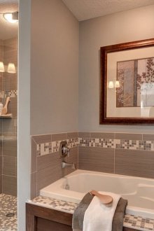 Λευκό και γκρι μωσαϊκό στο πάτωμα στο ντους