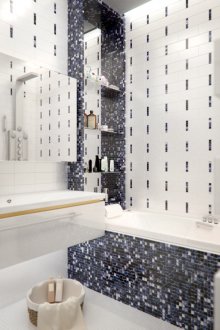 Μπλε και άσπρο μωσαϊκό σε ένα φωτεινό μπάνιο