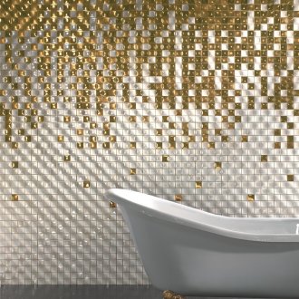 Χρυσό λευκό μωσαϊκό στο μπάνιο