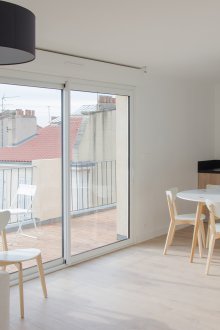 Møbler i leiligheten med balkong
