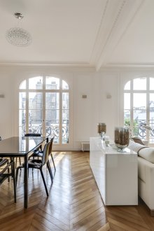 Πώς να τακτοποιήσετε τα έπιπλα σε ένα διαμέρισμα στούντιο σε δύο παράθυρα