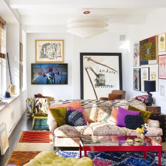 Πώς να οργανώσει τα έπιπλα σε ένα στούντιο διαμέρισμα με έργα ζωγραφικής