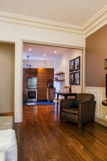 Πώς να τακτοποιήσετε τα έπιπλα σε ένα καφέ στούντιο διαμέρισμα