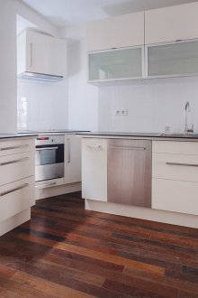 Πώς να τακτοποιήσετε τα έπιπλα σε ένα διαμέρισμα στούντιο στην κουζίνα