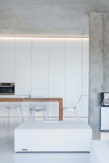 Πώς να τακτοποιήσετε τα έπιπλα σε ένα στούντιο διαμέρισμα σε στυλ πατάρι