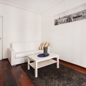 Έπιπλα σε μινιμαλιστικό διαμέρισμα στούντιο