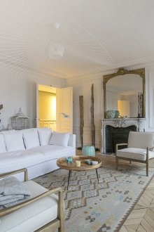 Επικαλυμμένα έπιπλα σε διαμέρισμα στούντιο