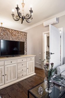 Πώς να τακτοποιήσετε τα έπιπλα σε ένα διαμέρισμα ενός δωματίου με ένα διαχωριστικό γυψοσανίδας